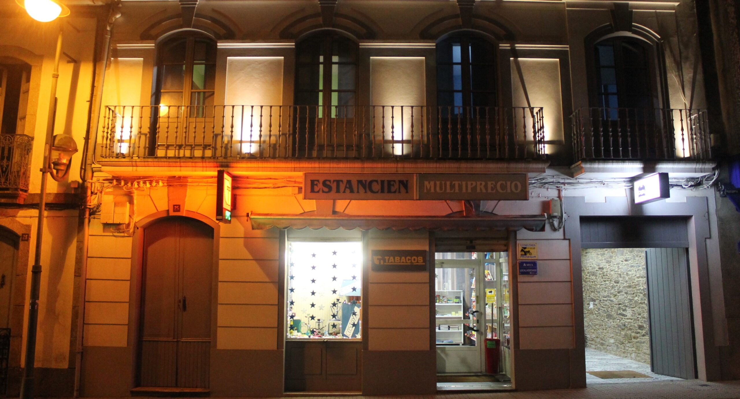 Fachada Casa Costoya en la noche